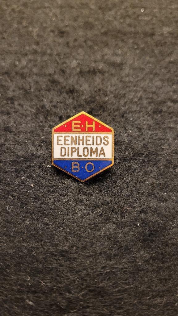 EHBO A8930 speldje (Dwarsspeld), Verzamelen, Speldjes, Pins en Buttons, Zo goed als nieuw, Speldje of Pin, Overige onderwerpen