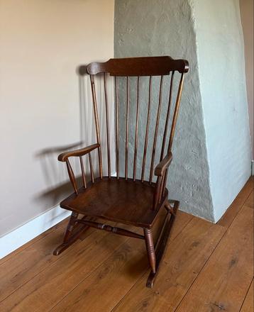 Houten Schommelstoel beschikbaar voor biedingen