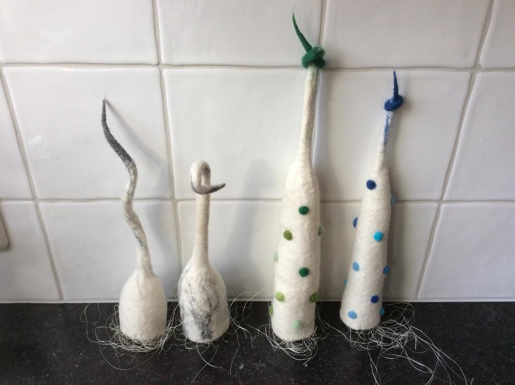 Handgevilte eierwarmers en bloemen, Ophalen, Nieuw, Figuurtje(s)