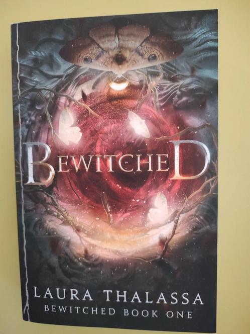 Boek Bewitched geschreven door Laura Thalassa, Boeken, Fantasy, Zo goed als nieuw, Ophalen of Verzenden