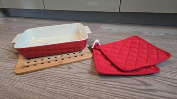 Ovenschaal met onderzetter en pannenlappen beschikbaar voor biedingen