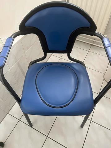 Toiletstoel blauw met comfortabele bekleding beschikbaar voor biedingen