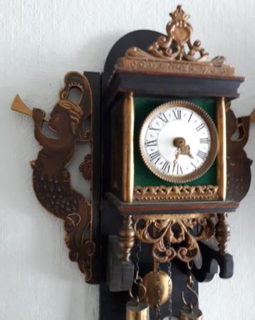 Klein antiek Fries miniatuur stoelklokje  beschikbaar voor biedingen