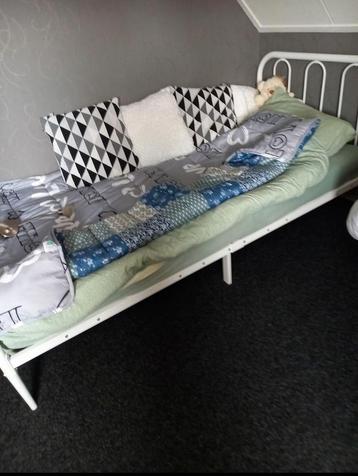 Compleet nieuw bed met matras en beddengoed beschikbaar voor biedingen