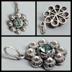 Antiek zilver,  Zeeuwse knop hanger, geslepen groene steen, Ophalen of Verzenden, Zilver, Hanger, Met edelsteen