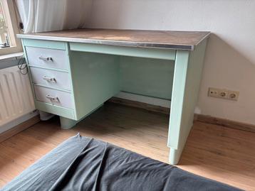 Bureau staal blerk jaren 50? Incl oude kruk beschikbaar voor biedingen