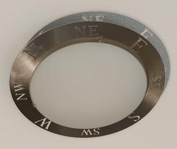 Mooie plafondlamp met metalen rand met windrichtingen beschikbaar voor biedingen