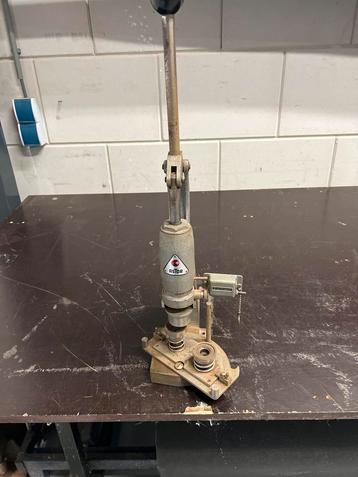 Astor knopenmachine beschikbaar voor biedingen