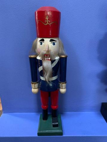 Vintage houten notenkraker van 38 cm hoog beschikbaar voor biedingen