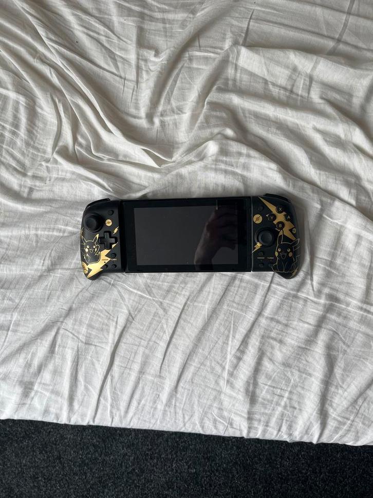 Nintendo Switch + 2 Games, Spelcomputers en Games, Games | Nintendo Switch, Gebruikt, Racen en Vliegen, 3 spelers of meer, Vanaf 3 jaar