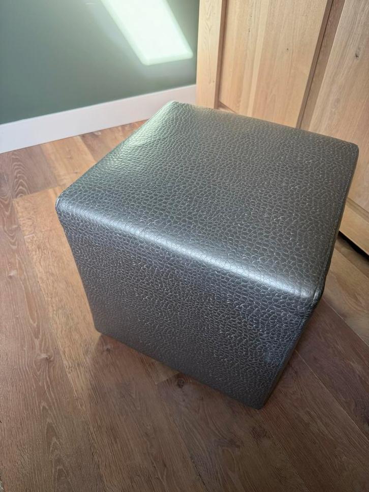 Mooie Hocker / Voetenbank grijs zilver, Huis en Inrichting, Banken | Voetenbanken en Poefen, Zo goed als nieuw, Minder dan 50 cm