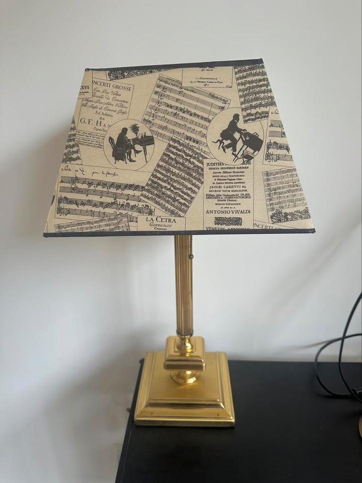 Vintage messing tafellamp – Freelight – met muzieknoten, Huis en Inrichting, Lampen | Tafellampen, Gebruikt, Minder dan 50 cm