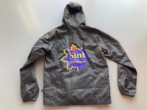 Regenjas/ sportjasje Sint in vestingstad Gorinchem - maat M, Diversen, Sinterklaas, Zo goed als nieuw, Ophalen of Verzenden