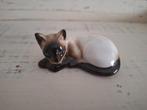 Vintage liggende siamese kat poes beeldje, Ophalen of Verzenden, Gebruikt, Dier