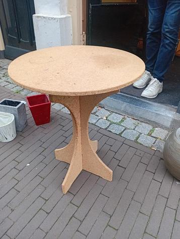 Ronde tafel van spaanplaat beschikbaar voor biedingen