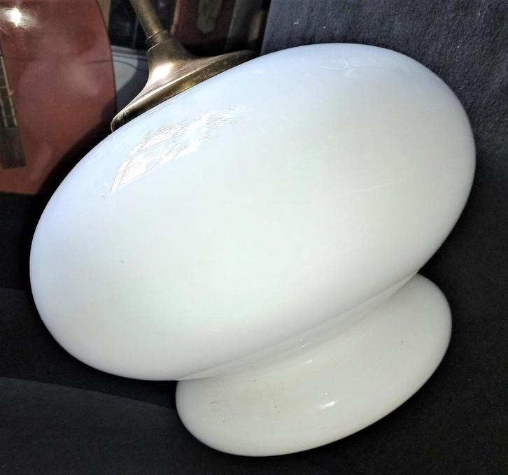 Deense melkglazen vintage hanglamp in de stijl van LYFA 60s, Antiek en Kunst, Antiek | Lampen, Ophalen of Verzenden