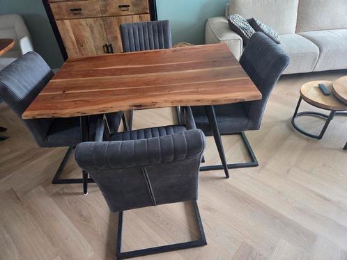 Kleine eettafel van mangohout met 4 eetkamerstoelen, Huis en Inrichting, Complete eetkamers, Gebruikt, 4 tot 6 stoelen, Ophalen