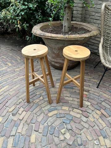 2 Houten barkrukken hoogte 70 cm beschikbaar voor biedingen