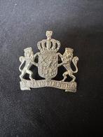 Zilverkleurig (pet) embleem wapenschild "Je Maintiendrai", Verzamelen, Ophalen of Verzenden, Overige soorten, Nederland, Embleem of Badge