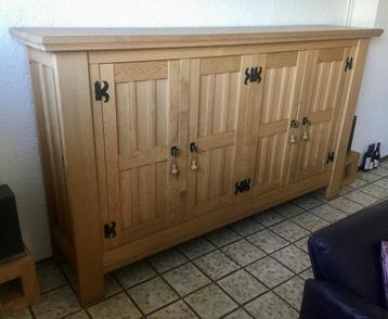 Grote eikenhouten kast met 4 deuren beschikbaar voor biedingen
