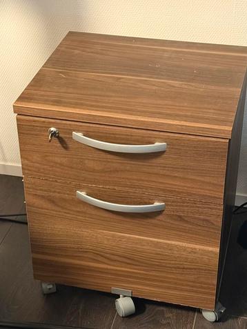 Nachtkastje met wieltjes en slot beschikbaar voor biedingen