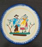 Bretons aardewerk bord La Bourboule met wandhouder, Huis en Inrichting, Woonaccessoires | Schalen en Manden, Gebruikt, Schaal