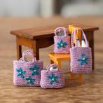 Zelf gehaakte tasjes poppenhuis, Verzamelen, Poppenhuizen en Toebehoren, Ophalen of Verzenden, Zo goed als nieuw, Poppenhuis