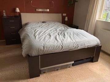 Bedombouw 160x200 met nachtkastjes in donkere houtkleur beschikbaar voor biedingen