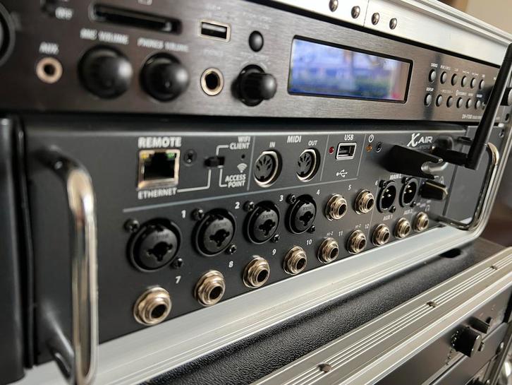 Nieuwstaat Behringer XR12 in Gator Rack - Digitale Mixer, Muziek en Instrumenten, Mengpanelen, Gebruikt, 10 tot 20 kanalen, Microfooningang