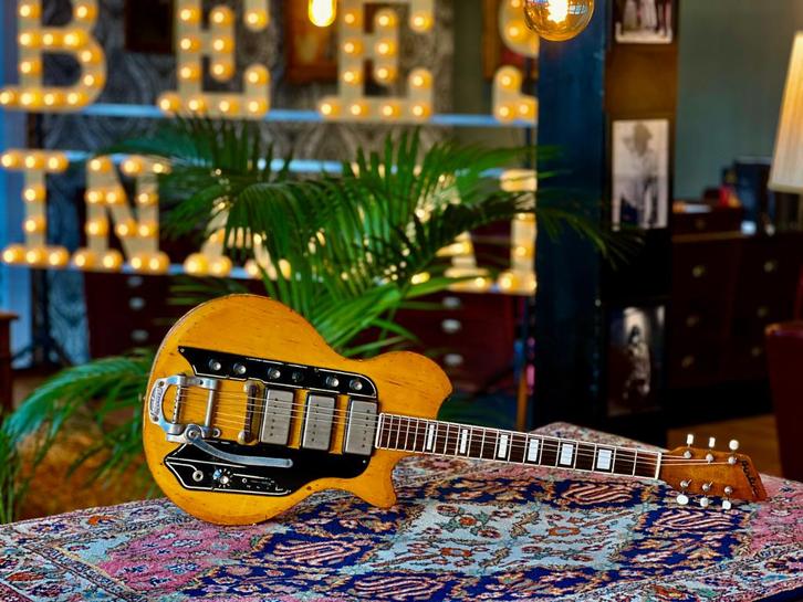 1961 Airline Town & Country Blonde 3-pickup guitar by Valco, Muziek en Instrumenten, Snaarinstrumenten | Gitaren | Elektrisch