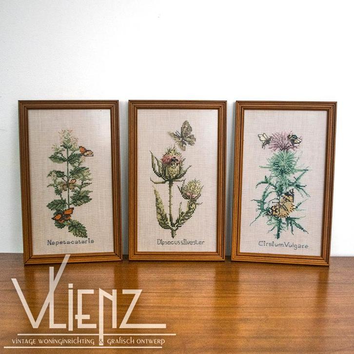 Drie vintage, brocante, bohemien lijsten geborduurde bloemen, Huis en Inrichting, Woonaccessoires | Wanddecoraties, Gebruikt, Ophalen of Verzenden