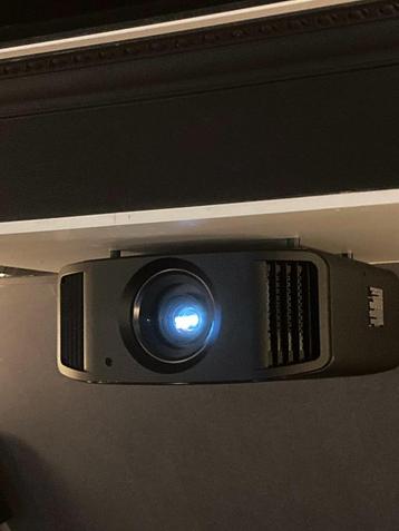 JVC Dla-NP5 met 3D emitter en vier brillen beschikbaar voor biedingen