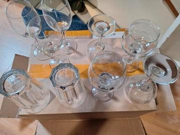 Glazen kopjes en bekers beschikbaar voor biedingen