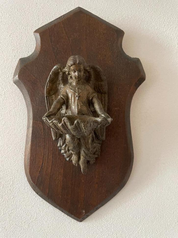 Antiek metalen (brons?) engeltje wijwaterbakje dragend, Antiek en Kunst, Antiek | Religie, Verzenden
