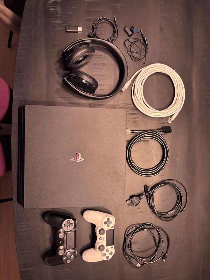 Ps4 pro 1 TB  + 2 controllers (inclusief kabels), Spelcomputers en Games, Spelcomputers | Sony PlayStation 4, Gebruikt, Pro, 1 TB