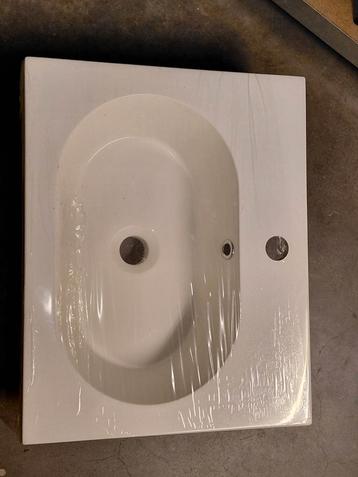 Kunststof wastafel beschikbaar voor biedingen