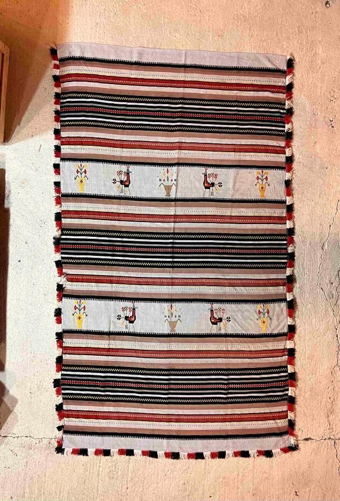 Tafelkleed kleed aardetinten en borduursels 252/144, Huis en Inrichting, Tafelkleden, Gebruikt, Rechthoek, Ophalen of Verzenden