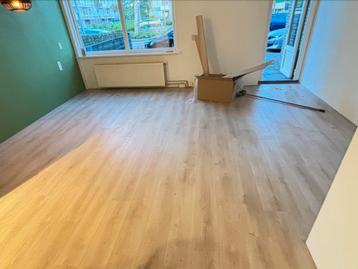 Laminaat vloerenlegger beschikbaar voor biedingen