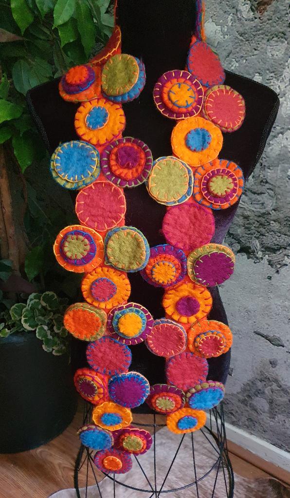 Artisanale kleurrijke wolvilten rondjes sjaal, Kleding | Dames, Mutsen, Sjaals en Handschoenen, Zo goed als nieuw, Sjaal, Maat 46/48 (XL) of groter