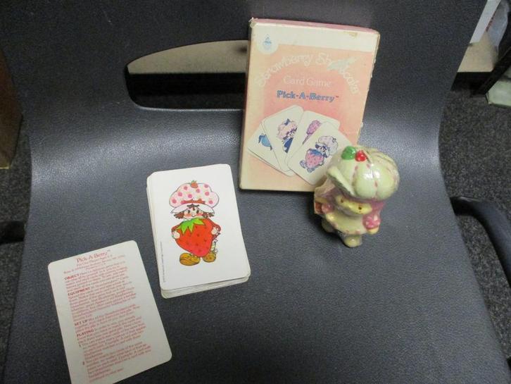 STRAWBERRY SHORTCAKE CARD GAME+STRAWBERRY KAARS 1982, Verzamelen, Film en Tv, Gebruikt, Tv, Overige typen, Verzenden