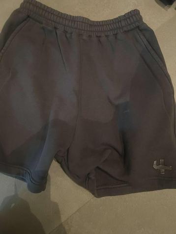 Four korte broek beschikbaar voor biedingen