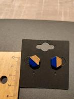 Lichtgewicht oorbellen van hout met epoxy.

Kleur: blauw, Overige materialen, Nieuw, Knopjes of Stekers, Verzenden