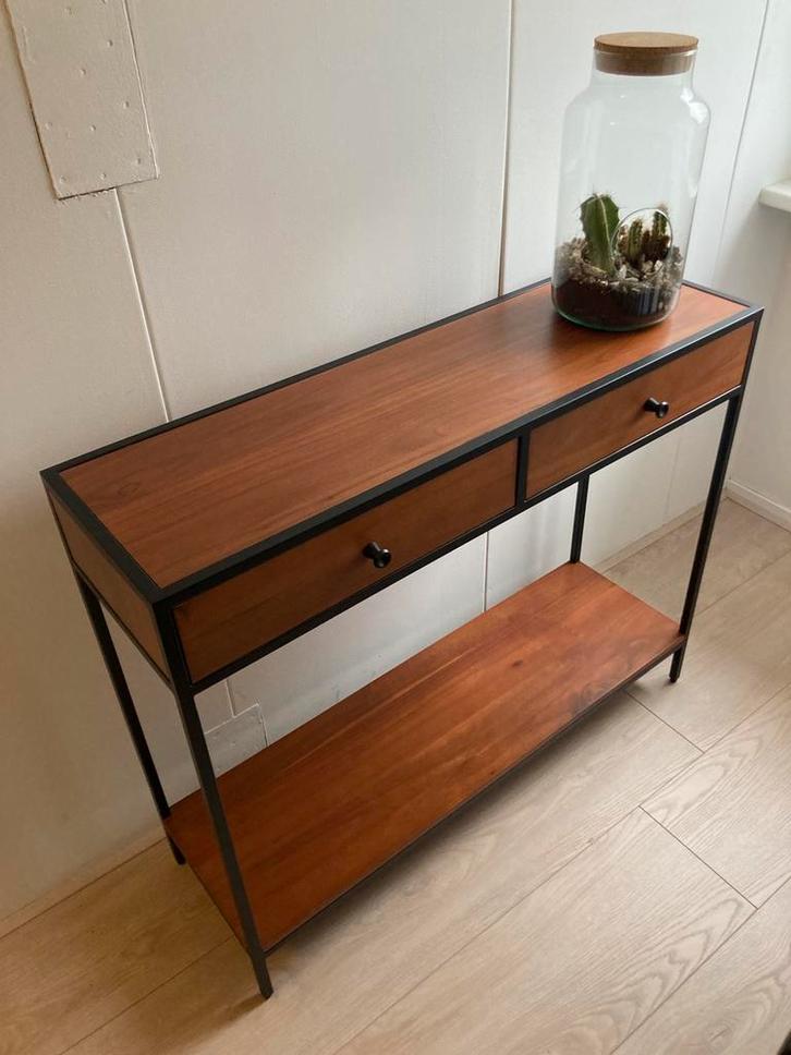 Acacia side table met 2 lades en legplank en zwarte accenten, Huis en Inrichting, Tafels | Sidetables, Zo goed als nieuw, 25 tot 50 cm