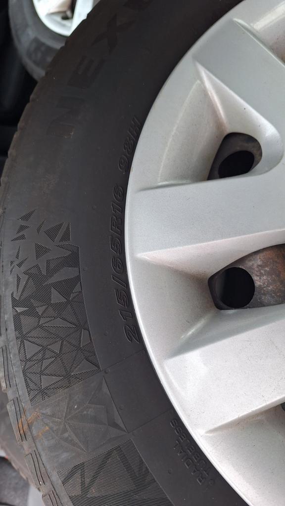 Winterbanden 215/65R16 op stalen velgen - Qashqai, Auto-onderdelen, Banden en Velgen, Ophalen