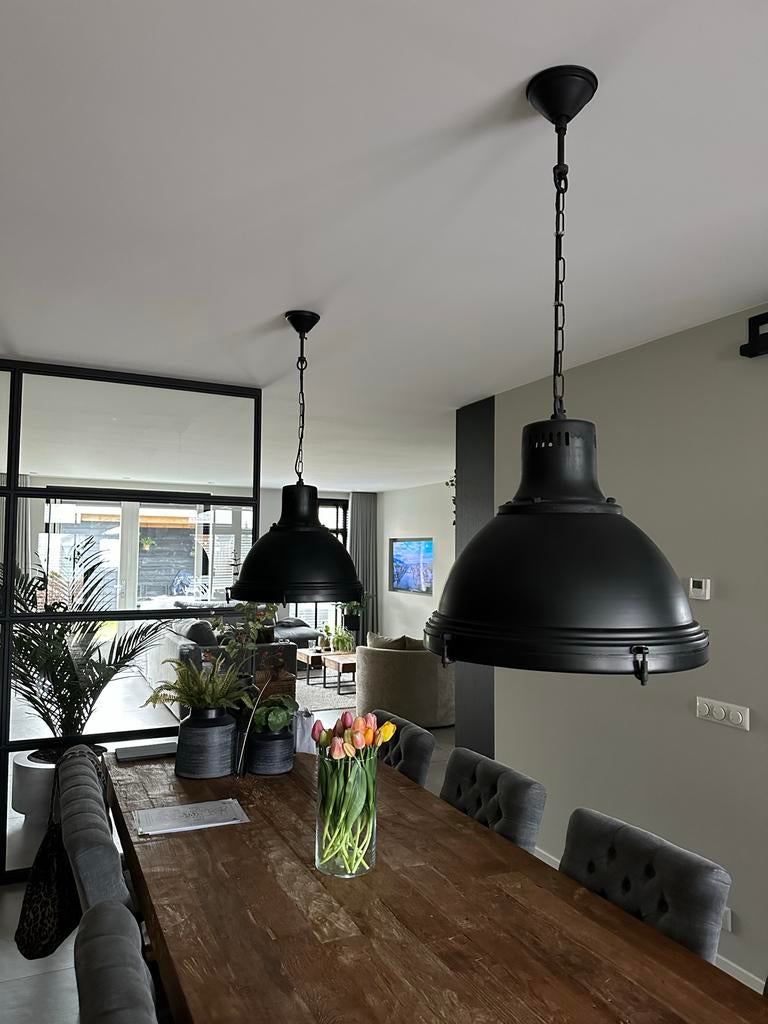 Twee grote zwarte, industriële hanglampen van Looiershuis, Ophalen of Verzenden, Gebruikt, Metaal, 50 tot 75 cm