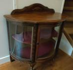 Antiek kastje met gebogen glas, Ophalen