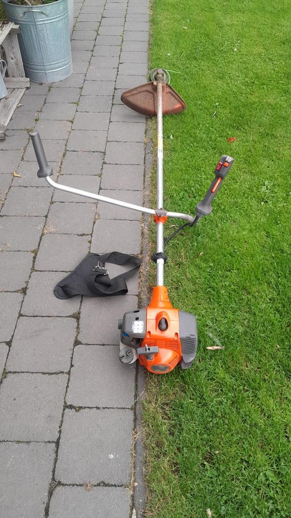 Bosmaaier husqvarna 128r motorzeis benzine kantentrimmer, Tuin en Terras, Bosmaaiers, Gebruikt, Benzine, 10 tot 30 cm, Ophalen