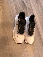 Nieuwe On Cloud hardloopschoenen - Maat 44, Ophalen of Verzenden, Nieuw, Wit, Sneakers of Gympen