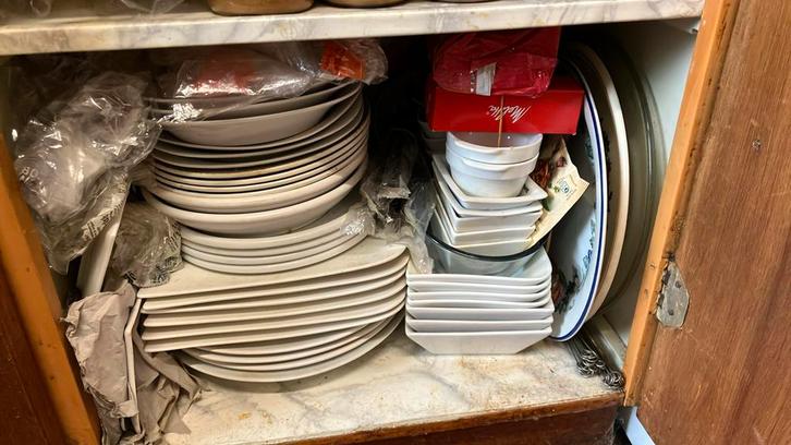 Borden bakjes en nog meer GRATIS OPHALEN BREDA, Antiek en Kunst, Antiek | Servies compleet, Ophalen