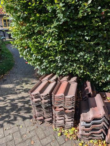 gratis kleine partij rode betonnen dakpannen beschikbaar voor biedingen